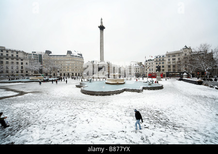 Schnee am Trafalgar Square London England uk Winter Stockfoto