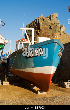 Angelboot/Fischerboot an Land im Hafen von Creux, Sark Stockfoto