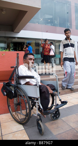 Behinderte Menschen im Rollstuhl vor Einkaufszentrum Sri Lanka Stockfoto