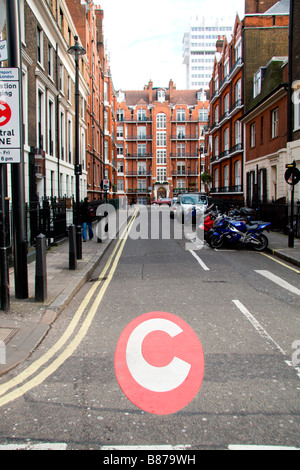 Eine Straße Markierung bedeutet den Rand von der London Congestion Charge Zone, Baker Street, London. Jan 2009 Stockfoto