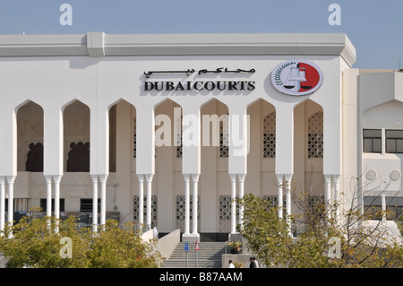 Dubai Teil der Law Courts Gebäude & Architektur zweisprachige Zeichen & Logo enthält Balancing Skalen der Gerechtigkeit Vereinigte Arabische Emirate VAE Naher Osten Stockfoto