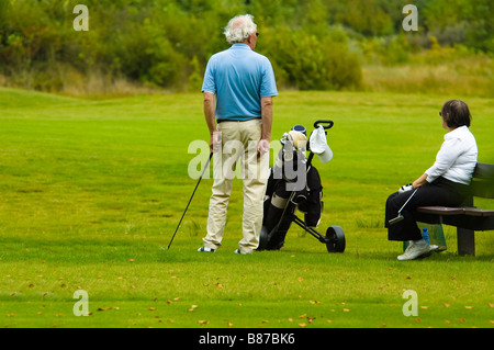 älteres paar Golf spielen Stockfoto