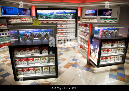 Zigaretten in einem Abflug-Lounge duty free Shop zu verkaufen. Flughafen Bahrain. Stockfoto