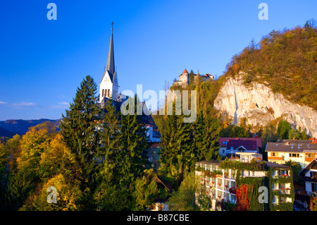 Die Pfarrkirche St. Martin s und die Burg von Bled Slowenien Stockfoto