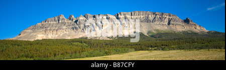 Wide panoramic photograph of an impressive rock formation near Beaver Pond Trail and St. Mary's Lake in Glacier National Park Stockfoto