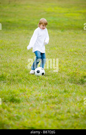 Jungen Fußball spielen Stockfoto
