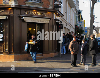 Weihnachtstag Warteschlange außerhalb Boulangerie Alexandra eine beliebte Bäckerei in den Vororten von Paris Le Perreux Sur Marne, Frankreich Stockfoto