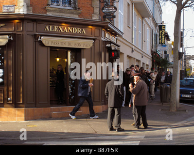 Weihnachtstag Warteschlange außerhalb Boulangerie Alexandra eine beliebte Bäckerei in den Vororten von Paris Le Perreux Sur Marne, Frankreich Stockfoto