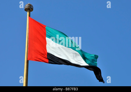 Dubai die Flagge der Arabischen Emirate in Jumeirah am Ort der Unterzeichnung und Gründung der VAE neben dem Union House, das an einem sonnigen Tag mit blauem Himmel zu sehen ist Stockfoto