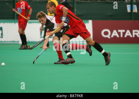 Hockey-Spieler im Wettbewerb bei der Euro-Nationen 2007 in Manchester uk. Belgien / Deutschland Stockfoto