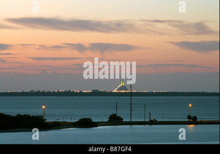 Sonnenschein Skyway Brücke angesehen von Tierra Verde über Intra küstennahen Gewässern in der Nähe von Tampa-St. Petersburg-Florida uns Stockfoto