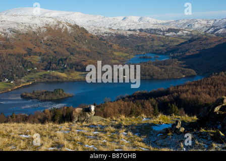 Herdwick Schafe am Dow-Ufer, mit Blick auf Grasmere und Rydal Wasser, Nationalpark Lake District, Cumbria, England UK Stockfoto