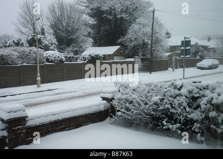 Blick aus einem Vorstadthaus nach Schneesturm Stockfoto
