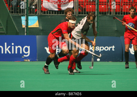 Hockey-Spieler im Wettbewerb bei der Euro-Nationen 2007 in Manchester Vereinigte Königreich Belgien gegen Deutschland Stockfoto