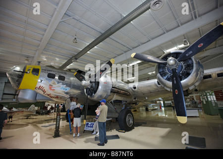 Menschen, die Boeing B-17 Flying Fortress schwerer Bomber für eine Tour. Das Palm Springs Air Museum, Kalifornien, USA. Stockfoto