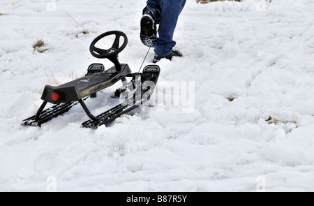 Modernen Schlitten gezogen nach starkem Schneefall in Großbritannien Derbyshire England Februar 2009 Stockfoto