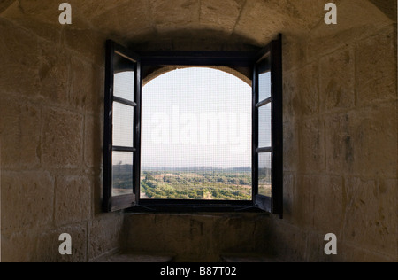 Blick auf die Berge und Landschaft von Kolossi durch das Schlossfenster auf Sonnenuntergang in Südzypern Stockfoto