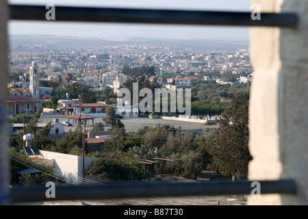 Ansicht von Kolossi Stadtbild vom Dach des Schlosses Throug Schienen auf Sonnenuntergang in Südzypern Stockfoto