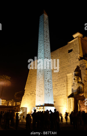 Eingang des Luxor-Tempels, in der Nacht. Ägypten. Stockfoto