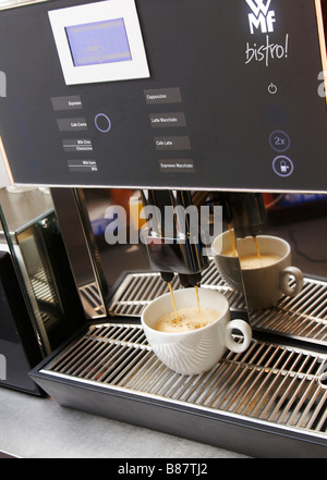 Nahaufnahme von Kaffee Maschine und Tasse cappuccino Stockfoto
