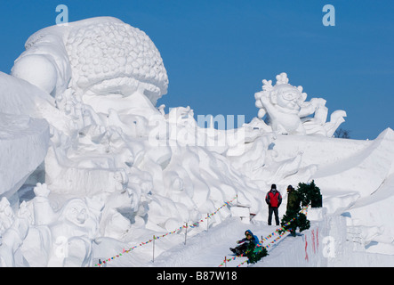 Eine Schneeskulptur der Weihnachtsmann im Schnee und Eis Schneeskulpturen-Festival im Sun Island Park, Harbin, Heilongjiang China 2009 Stockfoto