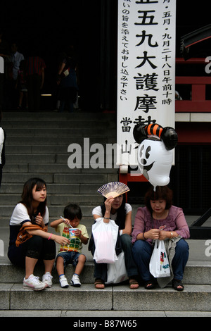 Familie sitzen auf Stufen des Senso-Ji Tempel in Asakusa, Tokio Stockfoto