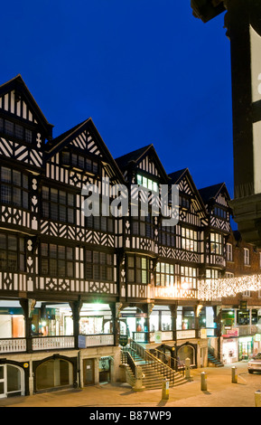 St Michaels Zeile bei Nacht, Bridge Street, Chester, Cheshire, England, UK Stockfoto