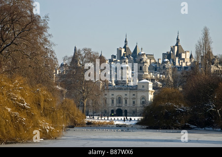 Blick von St. James Park über den See nach alten Admiralität Gebäude, Whitehall, London. Stockfoto