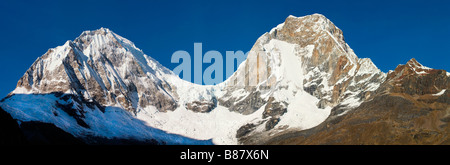 Bergpanorama der Anqosh/North Face des Huascarán (links) nach NE Gesicht des Huascarán Norte (rechts). Cordillera Blanca. Peruanische Anden. Peru Stockfoto