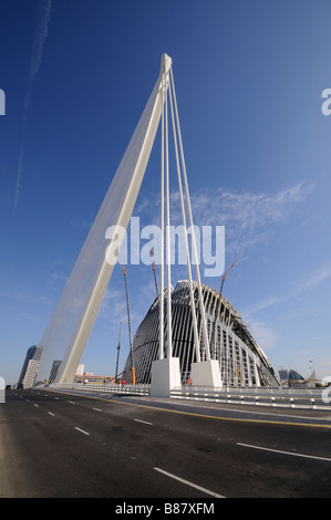 Neue 'L'Assut de l ' oder' Brücke (von Santiago Calatrava, 2008) und "Agora" Gebäude (im Bau im Jahr 2009). Valencia. Spanien Stockfoto