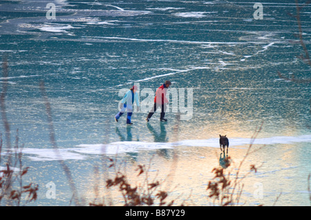 Ice Skater Kenai Lake Moose Pass Alaska Stockfoto