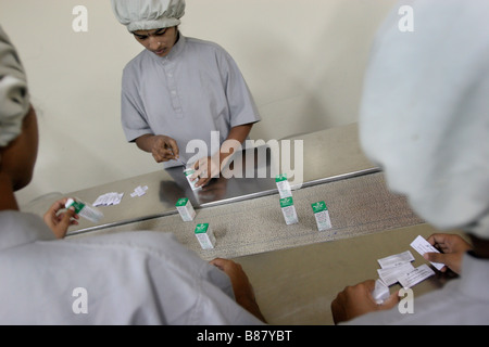 Arbeiter packen Pharmaceuticals bei der Bharat Biotech-Werk in Hyderabad in Indien Stockfoto