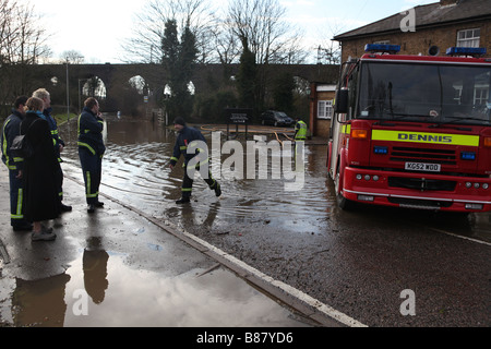 die Feuerwehr hilft Pumpe Wasser aus einem überschwemmten Pub in Hertford, platzen Hertfordshire nach einem Fluss seiner bank Stockfoto