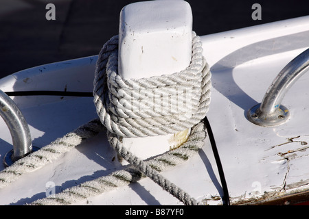 gewickelte Seil am Boot festzurren Post, Long Island, NY Stockfoto