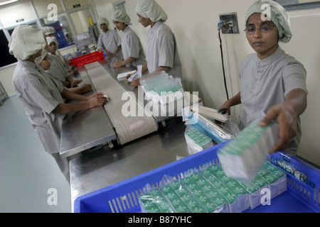 Arbeiter packen Pharmaceuticals bei der Bharat Biotech-Werk in Hyderabad in Indien Stockfoto