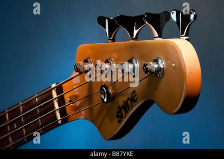 Close-up e-Bass Kopf und tuning Heringe Stockfoto