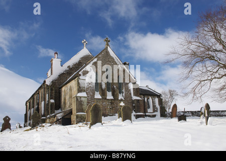 Kirche des Heiligen Jakob, die weniger im Winterschnee Wald im Teesdale County Durham Stockfoto