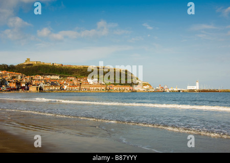 South Bay, Scarborough vom Strand aus gesehen, mit Blick auf den Hafen. VEREINIGTES KÖNIGREICH Stockfoto