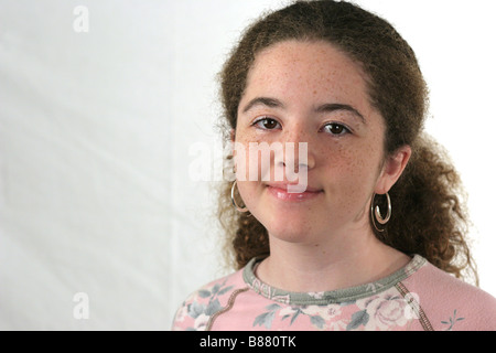 Wehmütig friedliche aussehende Teengirl Kopfschuss auf weiß Stockfoto