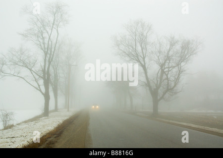 Landstraße in den Nebel verschwinden Stockfoto