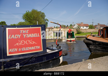 Schmale Boot im Trevor Becken durch das Pontcysyllte-Viadukt am Llangollen Kanal bei Froncysyllte von Llangollen Stockfoto