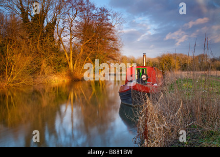 Vertäut Narrowboat im Winter nachmittags Licht auf dem Fluss Kennet Woolhampton Berkshire UK Stockfoto