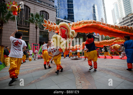 Chinesischen Drachentanz, Lunar New Year in Central, Hongkong zu feiern. Stockfoto