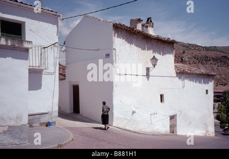 eine typische Straße der weiß getünchten Häuser in der kleinen Stadt Alcaraz in Albacete Provinz Südosten Spaniens Stockfoto