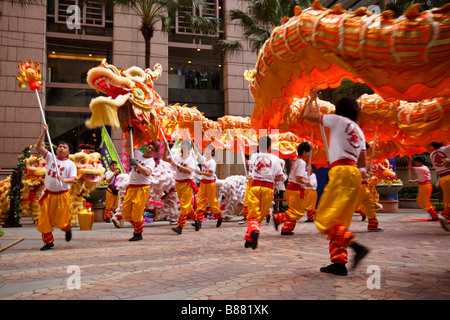 Chinesischen Drachentanz, Lunar New Year in Central, Hongkong zu feiern. Stockfoto