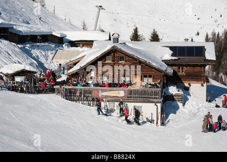 Rauris Österreich. Skifahrer im Bergrestaurant Holz- Cafe auf Schnee Pisten im Skigebiet in den österreichischen Alpen im Winter Stockfoto