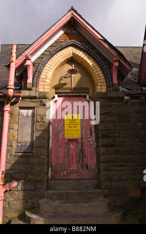 Mit Brettern vernagelt verlassenen Grundschule zum Verkauf in Hirwaun South Wales UK Stockfoto