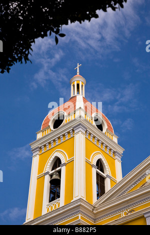 Gelbe und rote Glockenturm des neoklassizistischen Kathedrale von Granada oder Mariä Himmelfahrt-Kathedrale in Granada, Nicaragua. Stockfoto