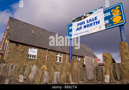 Mit Brettern vernagelt verlassenen Grundschule zum Verkauf in Hirwaun South Wales UK Stockfoto