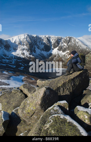 Hill-Walker Blick auf Loch Corrie und Schnee bedeckt Gipfel des Lochnagar Cac Carn Beag ganz rechts ein Munro Aberdeenshire Stockfoto